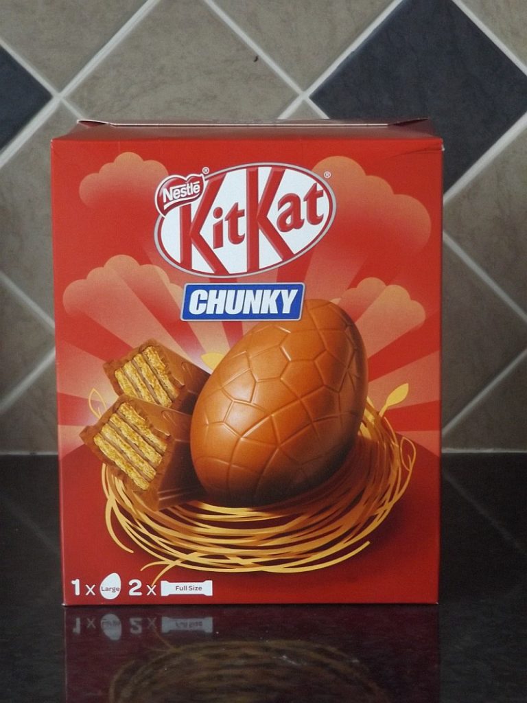 großes Osterei in seiner Verpackung