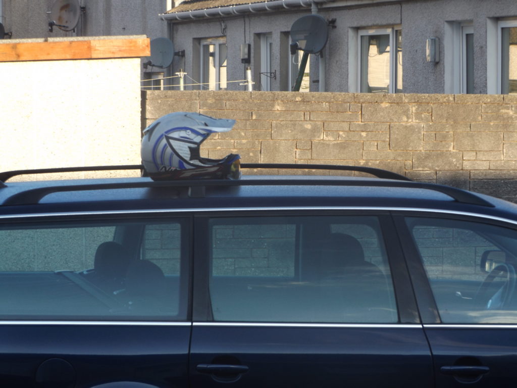 Motorhelm auf dem Autodach