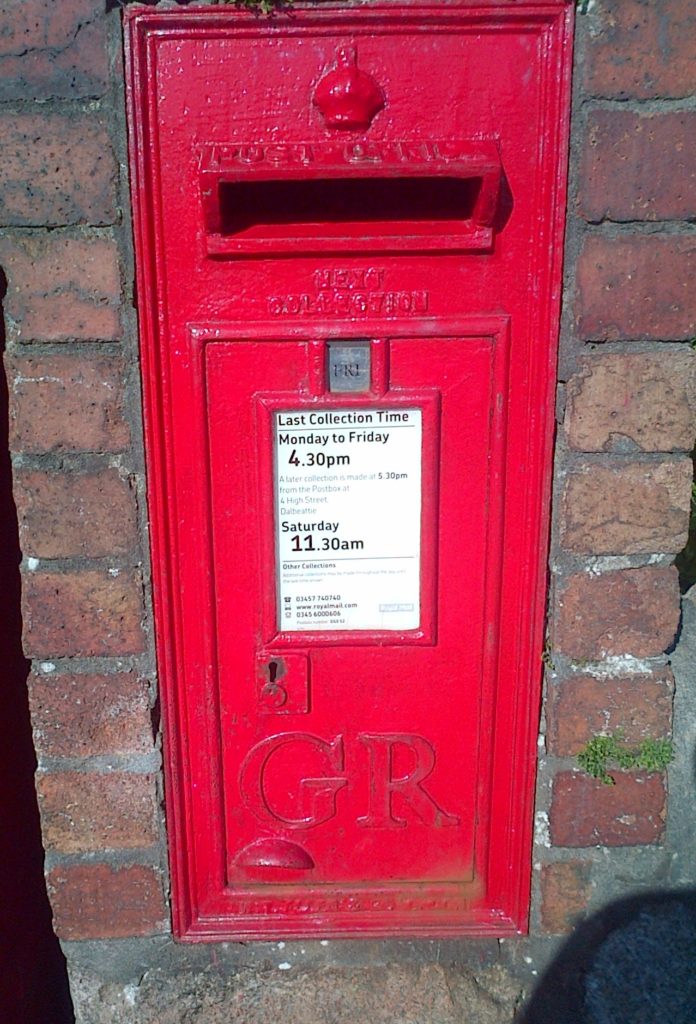 Briefkasten in einer Mauer